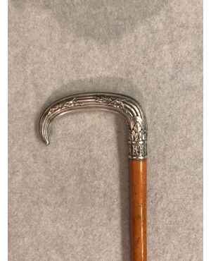 Stick with silver knob with vegetable decorations, rattan cane.     