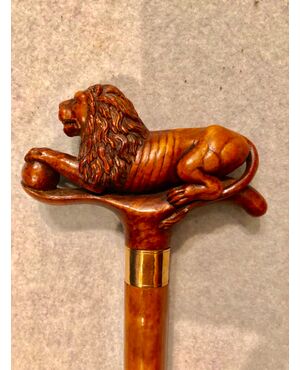 Stick with knob in boxwood representing a lion with a sphere.     