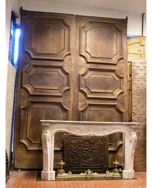 ptn120 large seventeenth-century door in walnut with two doors, cm l 275 xh 390 cm     