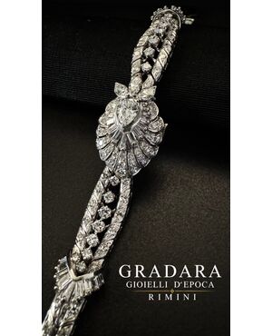 Bracciale -  orologio  a  scomparsa  in  Platino  con  Diamante  a  goccia  da  0.70  ct.