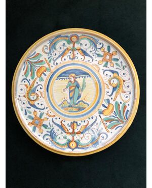 Raised majolica plate with raffaellesque decoration and figure of the Virgin. Deruta.     