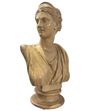 Busto raffigurante figura femminile