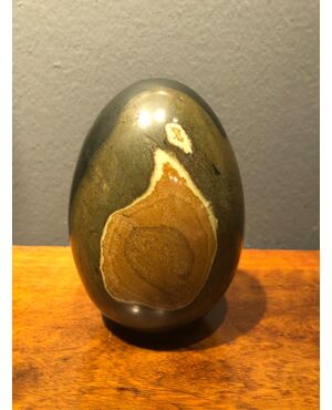 Press-papier egg in smooth marble stone.     