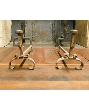 al186 - pair of iron firedogs, eighteenth century, cm l 18 xh 24     