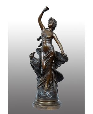 Scultura antica in bronzo patinato raffigurante Hebe con l'aquila di Giove firmata "DRUOT".Periodo XIX secolo.