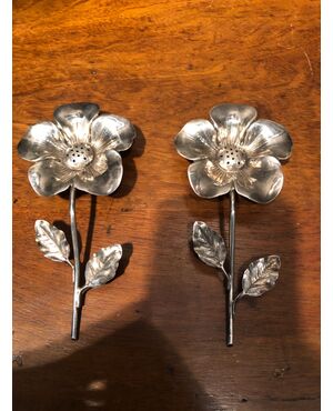Pair of silver salt cellars in the shape of a flower.Italy.     