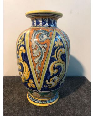 Majolica vase decorated with vegetal motifs. Colonnaded mosaic. Sixth Florentine.     