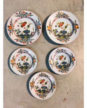 Serie di cinque piatti in maiolica con decoro al ‘garofano’.Manifattura Ferniani Faenza.