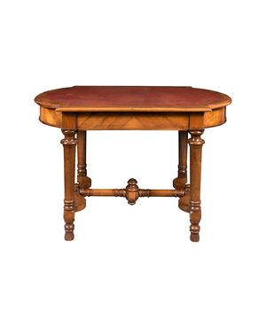 Tavolino lastronato in legno di noce. Italia, XIX secolo.