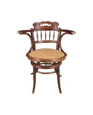 Poltroncina da ufficio in legno intagliato.Probabile Thonet Vienna, inizi XX secolo.