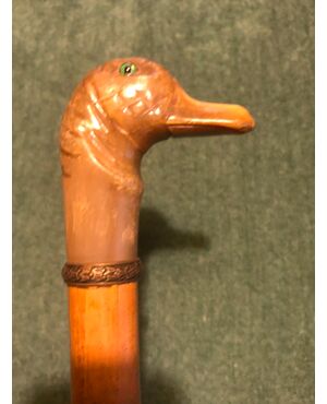 Stick with horn knob depicting a duck&#39;s head. Bamboo cane.     
