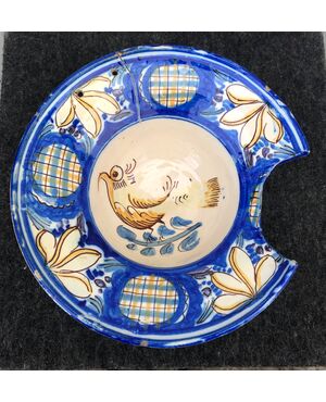 Majolica shaving plate decorated with a bird.Spain.     