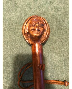 Bastone con pomolo in legno raffigurante testa di figura femminile.