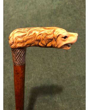 Stick with deer horn handle depicting a dog&#39;s head.     