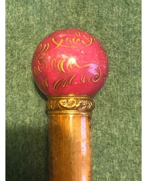 Stick with porcelain knob with stylized vegetable decorations. Low gold ring.     