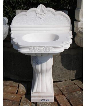 Pedestal washbasin     