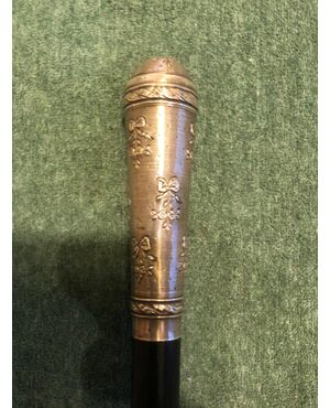 Stick with silver knob with floral decoration and knots. Ebonized wood barrel.     