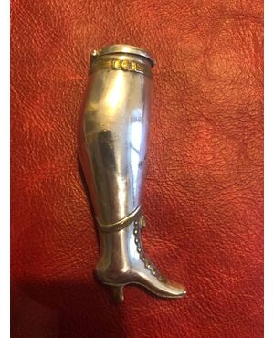 Scatolina portafiammiferi in metallo con dorature raffigurante gamba femminile.