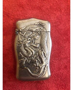 Scatolina portafiammiferi in argento senza punzone con decoro a drago su entrambi i lati.