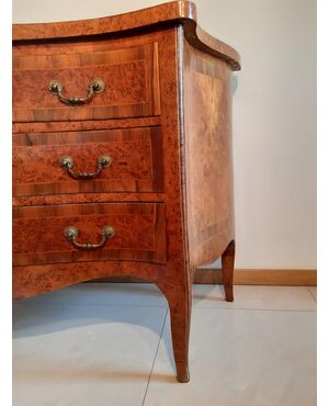 Rooted chest of drawers on the front and sides     
