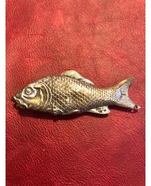Scatolina portafiammiferi in ottone argentato a forma di pesce.