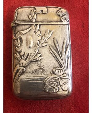 Scatolina portafiammiferi in argento senza punzone con decoro di stagno con libellule in stile art nouveau e scudo rocaille.