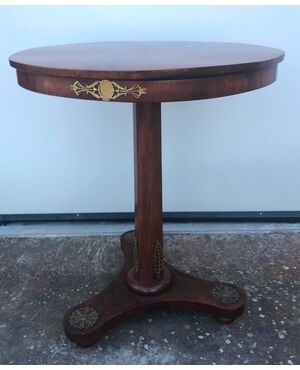Round table veneered in walnut briar. Napoleon III period.     