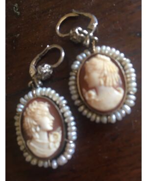 Pair of earrings with 19th century cameos     