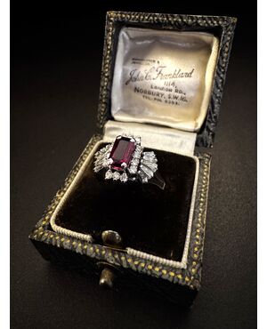 Anello  in  Platino  con  Rubino  e  Diamanti  