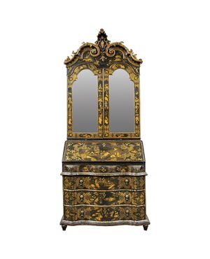Trumeau a due corpi in legno laccato, dorato e dipinto. Venezia, prima metà XVIII secolo.