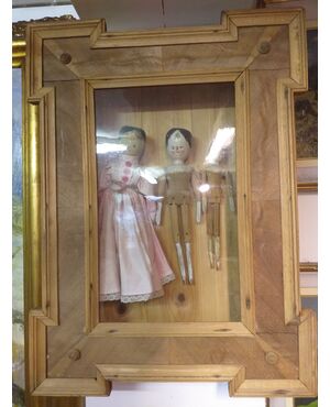 Display case with dolls from Val Gardena     