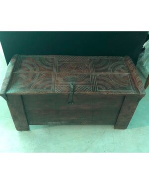 Small chest in walnut lectern with engraved geometric decorations. Friuli.     