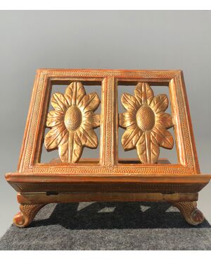 Lectern in carved and gilded wood, adjustable. Directory period.     