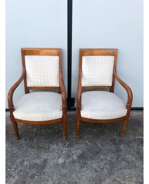 Coppoa of armchairs in blond walnut period.     