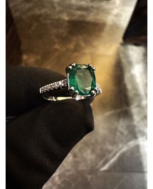 Anello  con Smeraldo  e  Diamanti 
