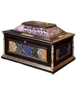 Stipo cofanetto Legno ebanizzato decorato con pietre dure policrome e bronzi dorati