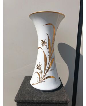 Grande vaso a tromba in porcellana tedesca dipinto a mano in Italia con decoro floreale in oro.Firmato.