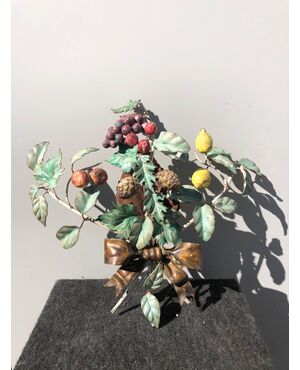 One-fire wall lamp in painted metal with fruit decoration.     