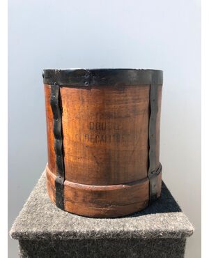 Wooden fruit collection container with metal supports and inscription: double decaliter. France.     