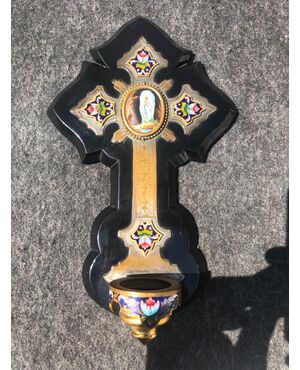 Acquasantiera in pietra lavagna con croce in bronzo e smalti con figura di Madonna di Lourdes.Francia.