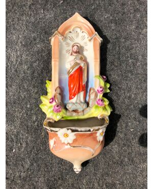 Acquasantiera in porcellana con raffigurazione di Gesù e motivi floreali.Italia.