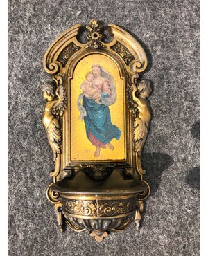Acquasantiera in bronzo con figura di Madonna con Bambino in decalcomania.