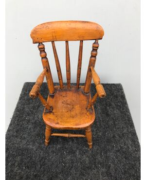 Modellino di sedia in legno di ciliegio.
