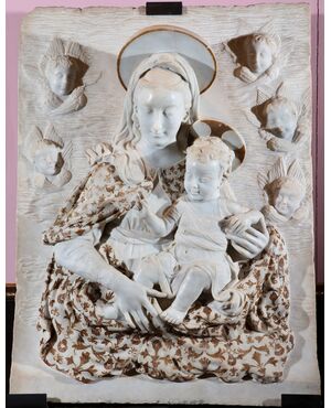 Scultore del XIX secolo,  "Madonna con il Bambino e teste di cherubini"