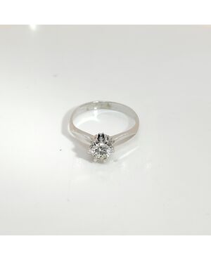 Anello in oro con diamante