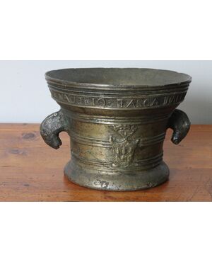 Antico mortaio in bronzo spettacolare 1859 con Stemma e nome  Farmacia. Mis h 17 diametro cm 24 