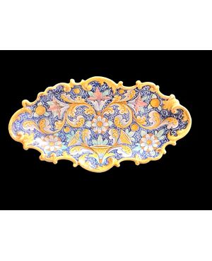 Piatto-Centrotavola in maiolica con bordo rocaille e decoro stile veneziano.Manifattura Minghetti.Bologna.