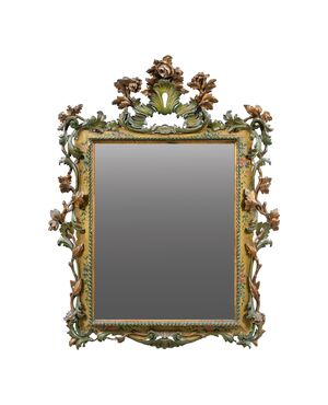 Specchiera in legno intagliato, laccato e dipinto. Venezia, XIX secolo. 