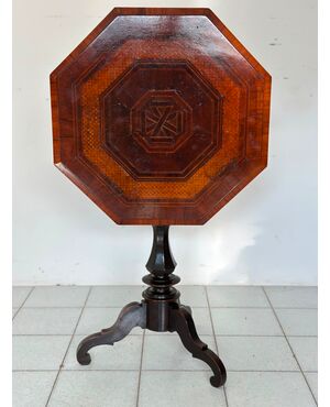 Tavolino ottagonale a vela . Milano prima metà 800. Restaurato