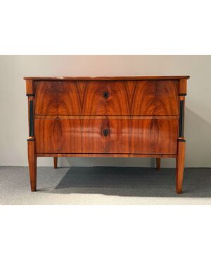 Cassettone Biedermeier in noce e semicolonne ebanizzate